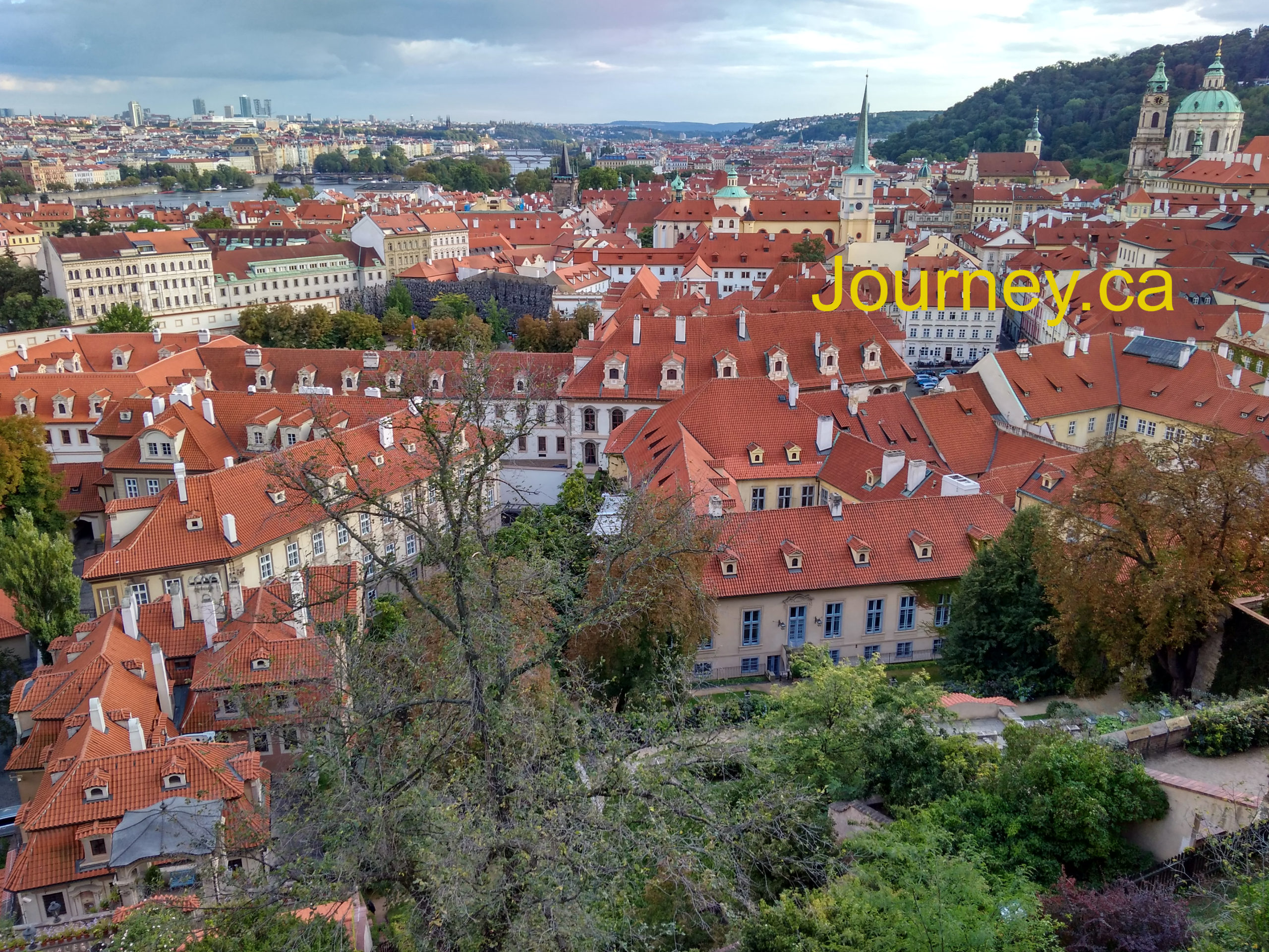 从布拉格城堡东门口俯瞰布拉格全景