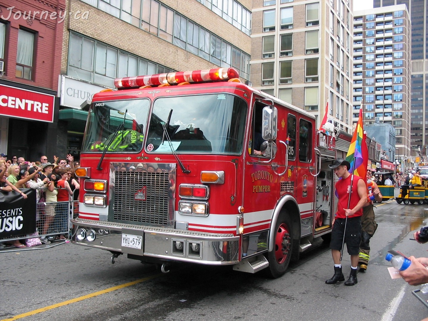 消防车参加多伦多同志骄傲大游行